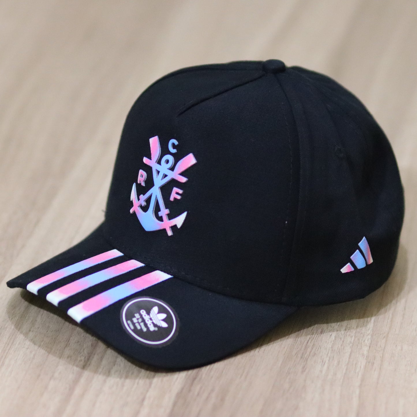 Boné Flamengo Adidas Preto com Listras Coloridas